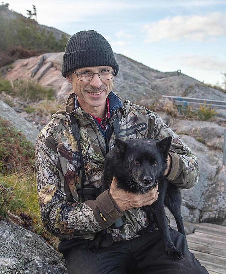 Gunnar Sundström är primus motor för naturturismen  på Kökar. Här med skeppshunden Alvis. Foto Magnus Östman