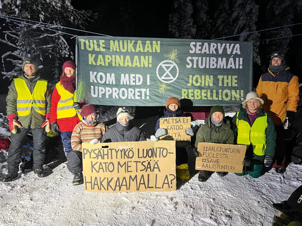 Forststyrelsen kräver enorma skadestånd av de skogsaktivister som har tillgripit civil olydnad i Aalistunturi. Ida Korhonen (andra från höger) är en av dem som har fått en nota. Foto Elokapina / Extinction Rebellion Finland