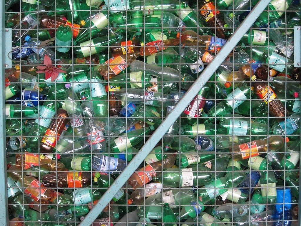 Förbättrad återvinning av plastflaskor skulle minska plastföroreningar med 30 procent.