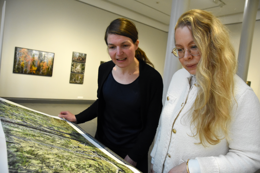 Museiamanuenserna Selina Kiiskinen (till vänster) och Annina Sirén på Åbo Konstmuseum anser att skogstematiken ligger i tiden. Foto: Emma Strömberg.