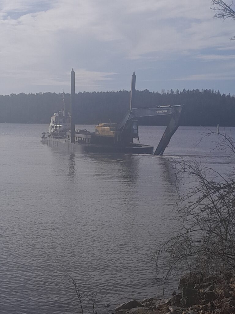 Den lokala vattenskyddsföreningen Falkö rf är besvikna över att NTM-centralen valt att droppa muddermassorna i Dalsbruk i havet istället för på land.