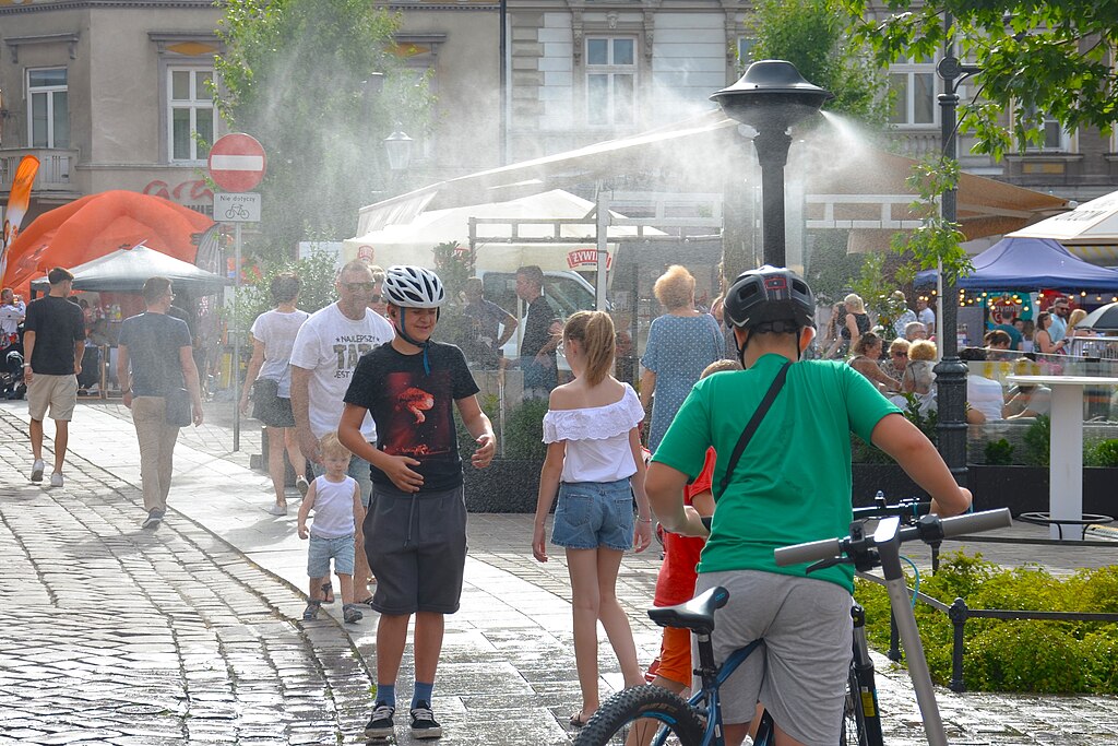 Sommarens värmebölja har plågat stora delar av Europa i år. Här söker flanörer i den polska staden Bielsko-Biala svalka i juni. Foto: Silar / Wikimedia Commons