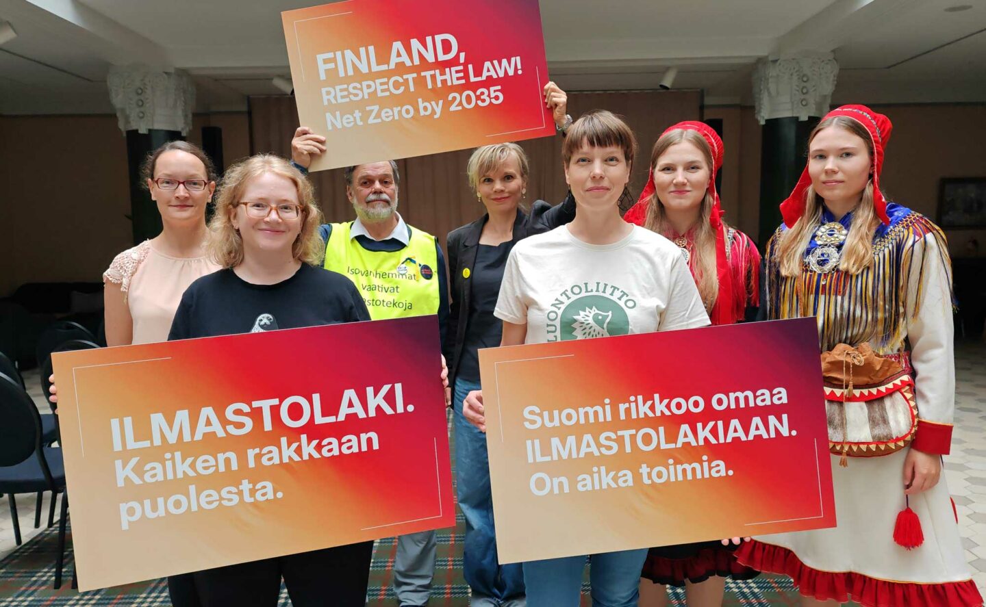 Från vänster till höger: Kaisa Kosonen, Greenpeace, Hanna Aho, Finlands naturskyddsförbund, Matti Nummelin, Klimatmor- och farföräldrar, Elina Mikola, Amnesty, Elina Kauppila, Luontoliitto, Teija Kaartokallio och Lotta Hagelin från Suoma Sámi Nuorat. Foto; Finlands naturskyddsförbund