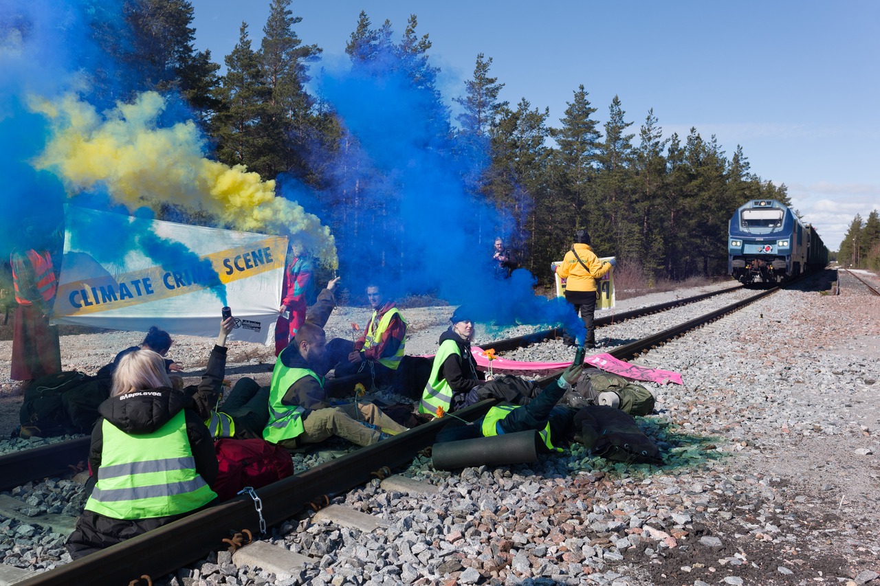 Aktivister från Elokapina och Greenpeace protesterade 2022 mot frakten av rysk stenkol till Koverhar i Hangö. Foto: Elokapina