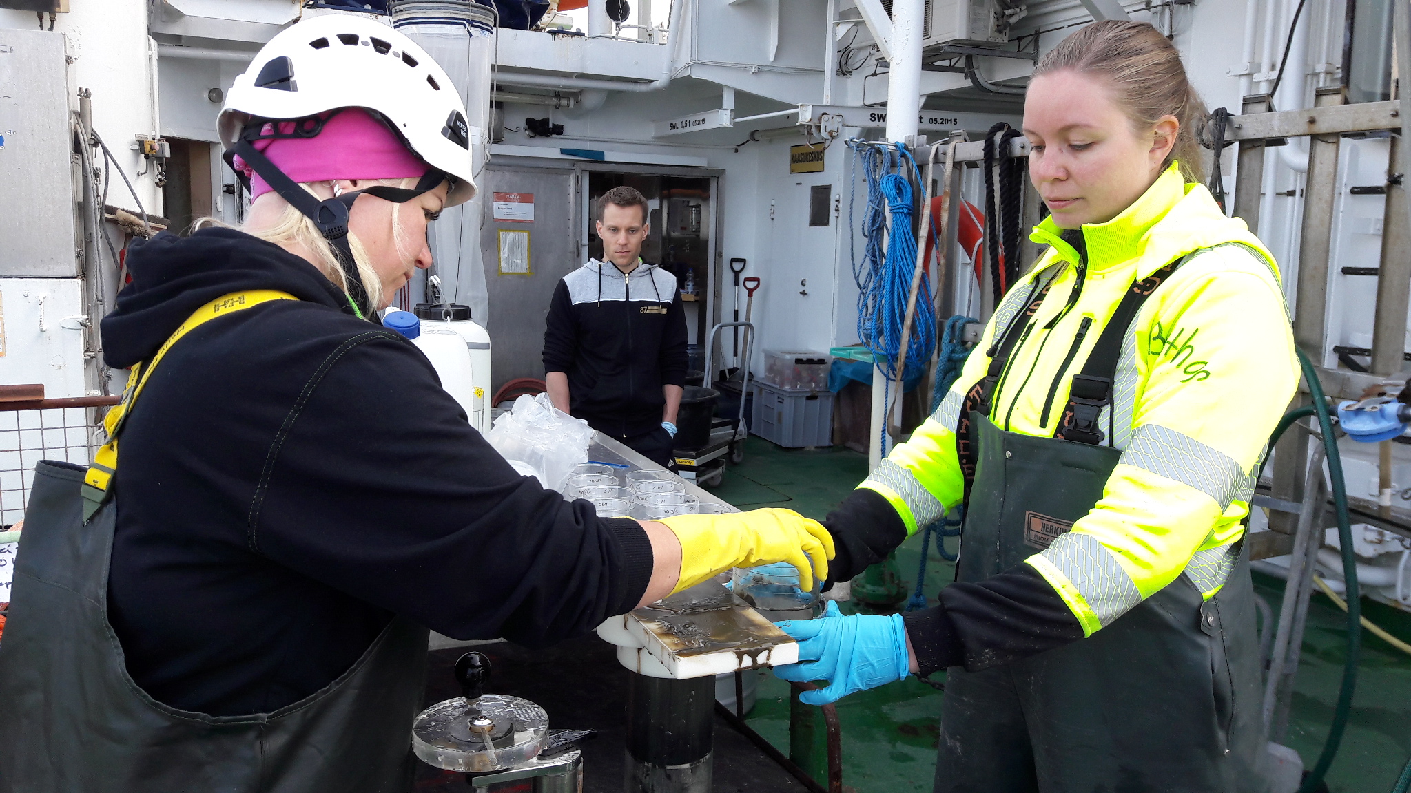 Forskare vid Finlands miljöcentral analyserade förändringar i bottenfaunan och planktonsamhällen under forskningsfartyget Arandas resa i augusti. Foto: Maiju Lehtiniemi