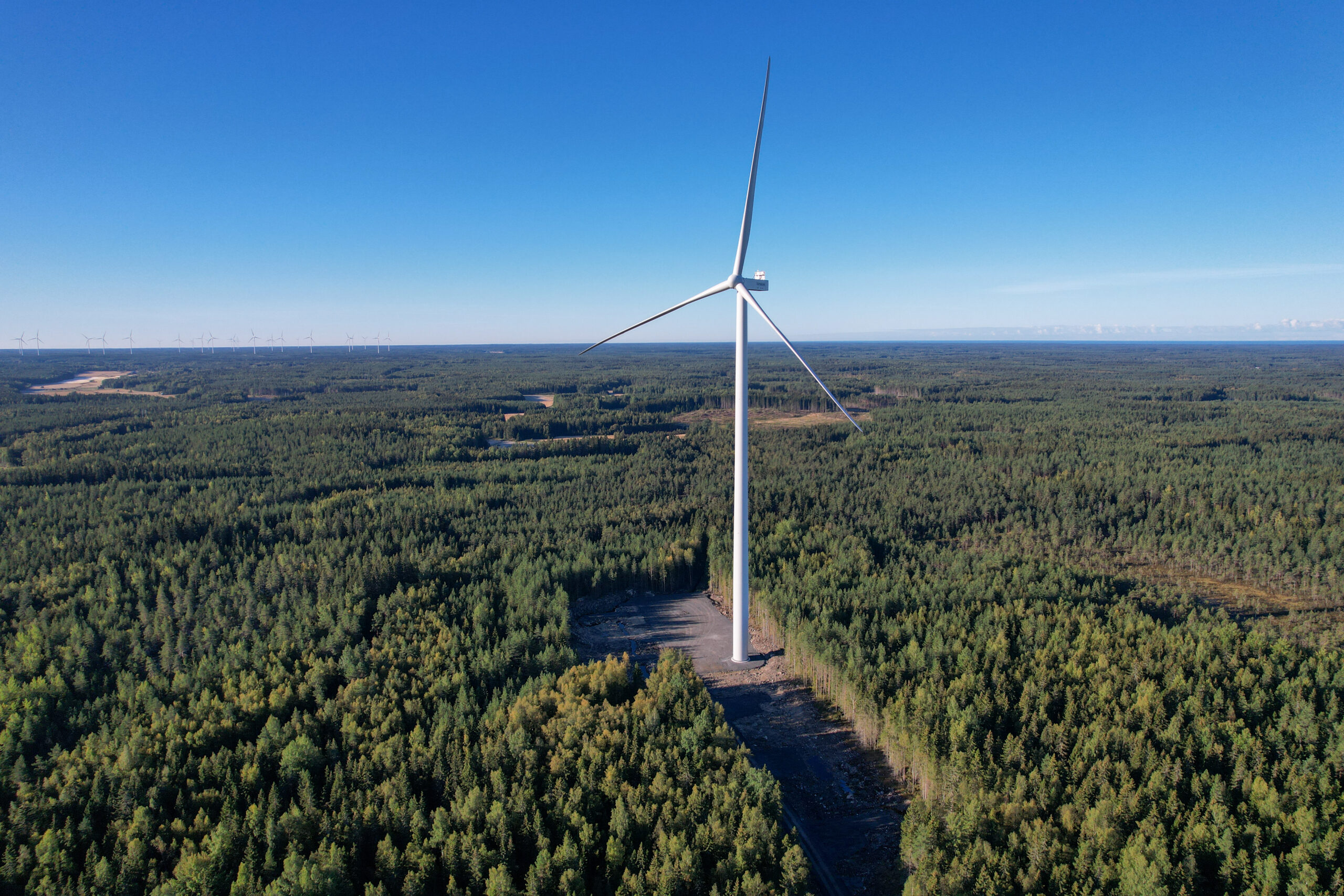 Vindkraftverk i Lappfjärd, Kristinestad. Enligt Finsk Energiindustri borde investeringarna i ren energi främst bygga på vindkraft. Foto: CPC Finland