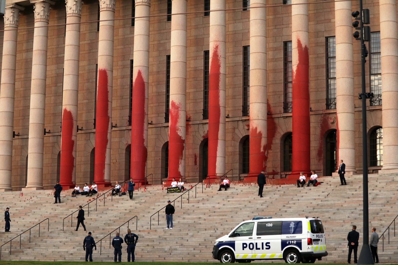 Elokapinas och Återställ våtmarkers aktion vid riksdagen den 25 september har bland annat lett till krav på att Elokapina ska förbjudas. Foto: Elokapina