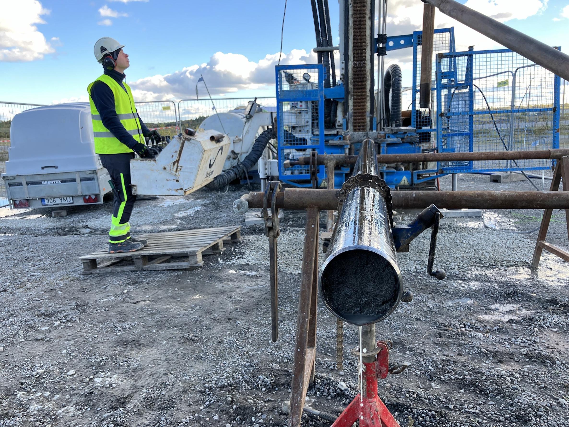 Provborrningen och testningen av fosforit i Aru-Lõuna i norra Estland pågår just nu. Foto: Skärmdump / ERR / Rene Kundla