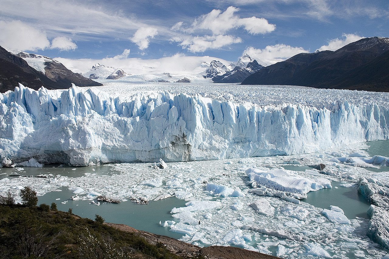 Glaciärerna smälter i ett allt snabbare tempo, uppger FN i en pinfärsk rapport. Foto: Glaciären Perito Moreno i Patagonien, Argentina / Wikimedia Commons / Luca Galuzzi