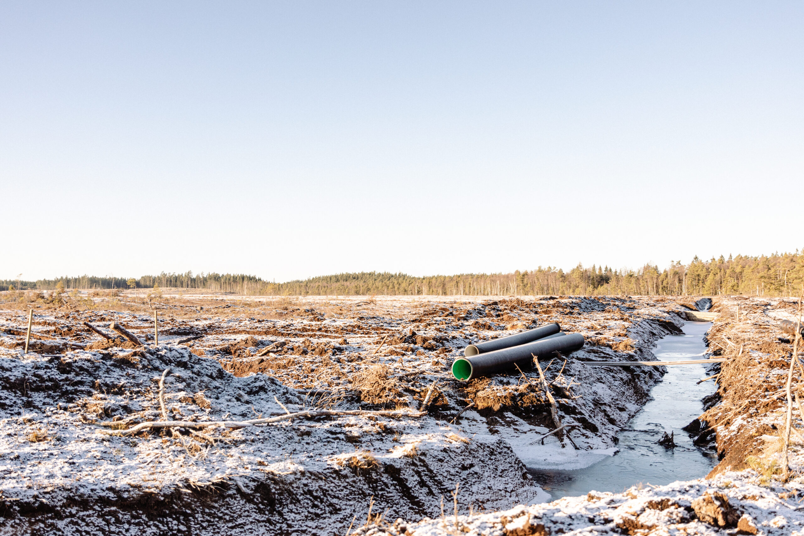 Här vid den unika våtmarken i Grimsås i Sverige bryter det finska bolaget Neova torv. Foto: Sofia Beijer