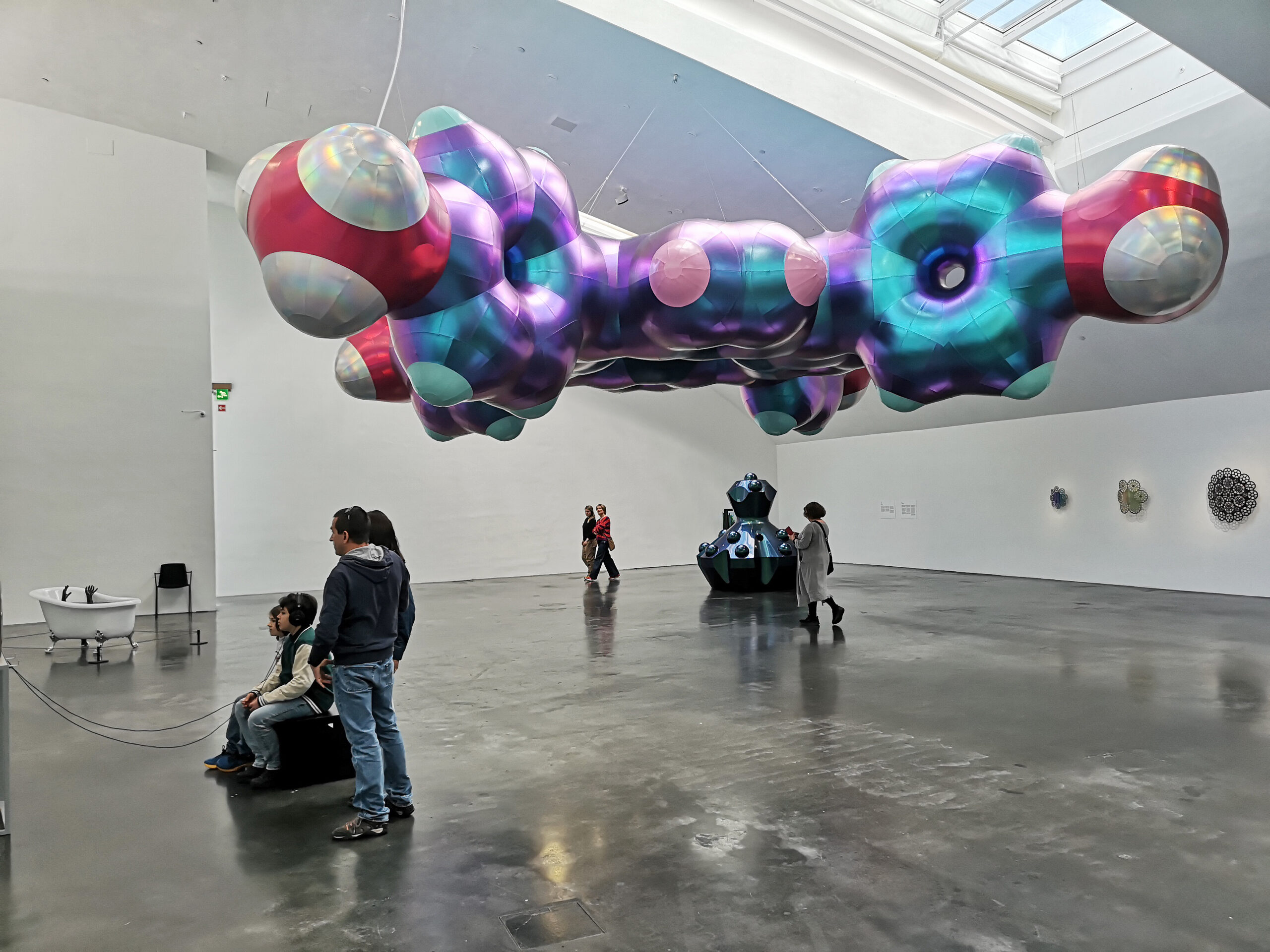 Konstnären Monira Al Qadiri lyfter fram vårt starka oljeberoende på Helsingfors museum för nutidskonst, Kiasma. Foto: Mats Hellmark