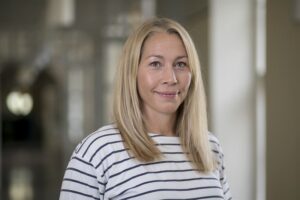 Forskaren Mari Wollmar har undersökt hur hållbar mat påverkar klimatet och hälsan. Foto: Göteborgs universitet