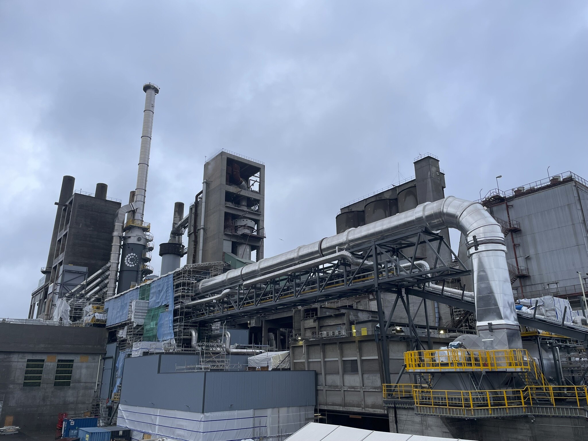 Infångning och avskiljning av koldioxid på Heidelbergs cementfabrik i Brevik, Norge. Foto: Wikimedia Commons / PutTheKettleOn