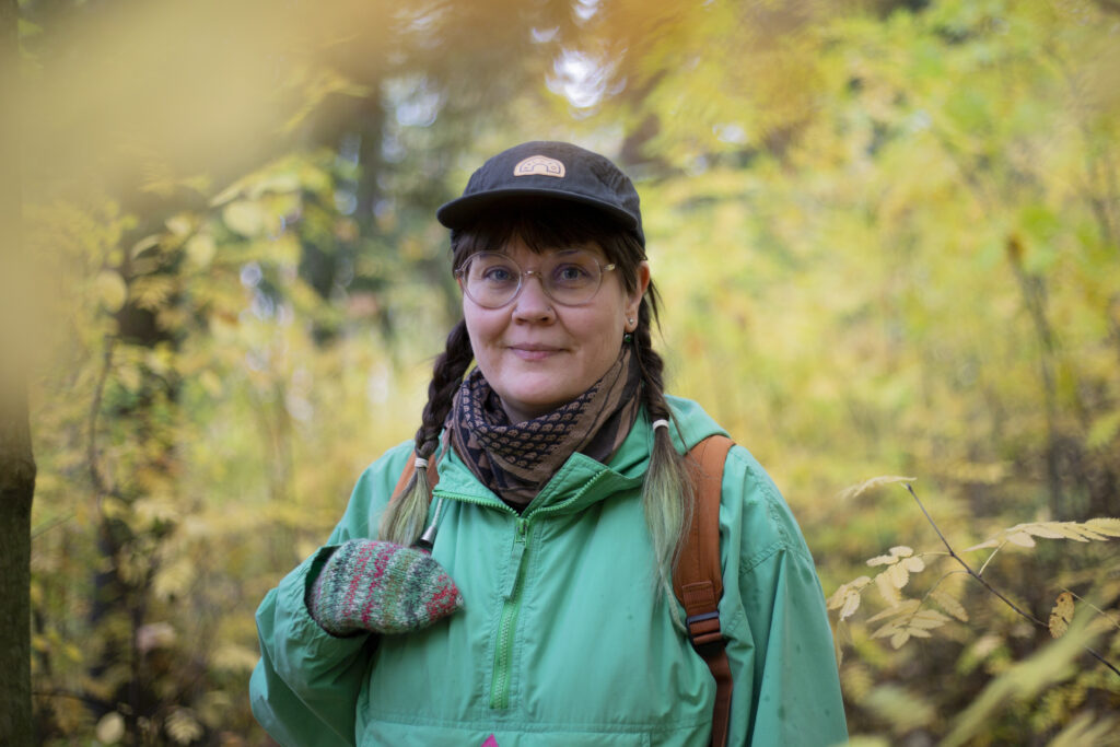 Elina Ilves bevakar värdefulla naturskogar som hotas av avverkningar. Foto: Iida Liimatainen