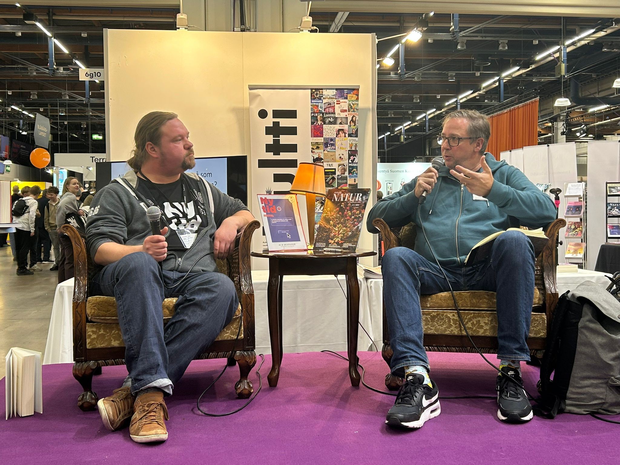 Ny Tids chefredaktör Janne Wass (till vänster) och Finlands Naturs chefredaktör Mikael Sjövall diskuterade den finska miljöpolitiken på Kulttis scen på Helsingfors bokmässa på fredagen. Foto: Staffan Pehrman