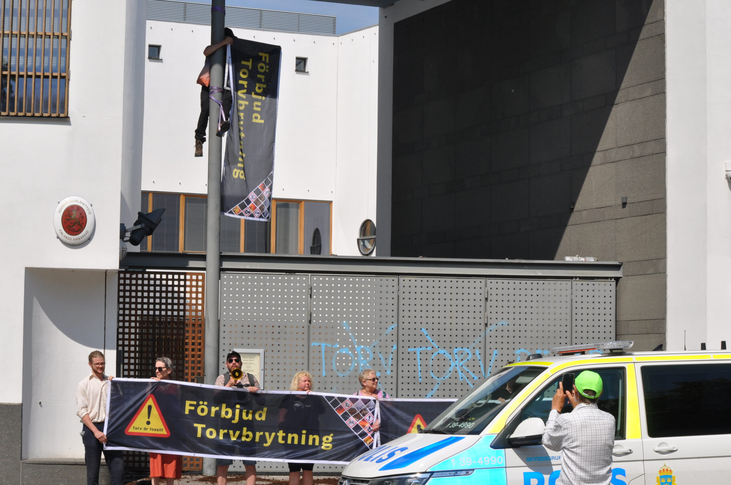 Finlands ambassad i Stockholm Aktivister från miljörörelsen Återställ våtmarker dömdes till hårda fängelsestraff för aktionen vid Finlands ambassad i Stockholm i fjol. Foto: Återställ våtmarker