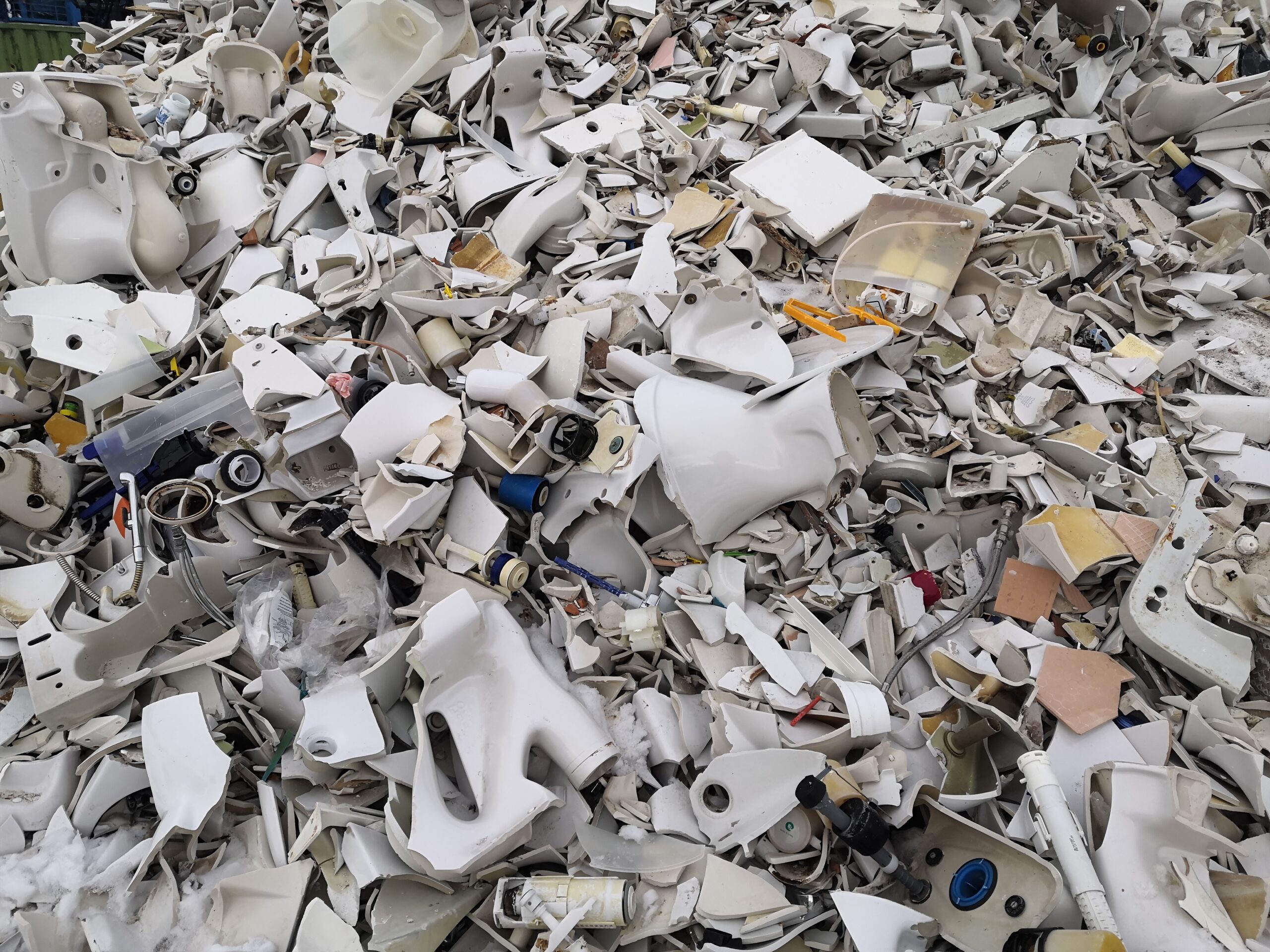 Sanitetsporslin Återvinningen av sanitetsporslin sparar energi och minskar på klimatutsläppen. Foto: Salpamaa