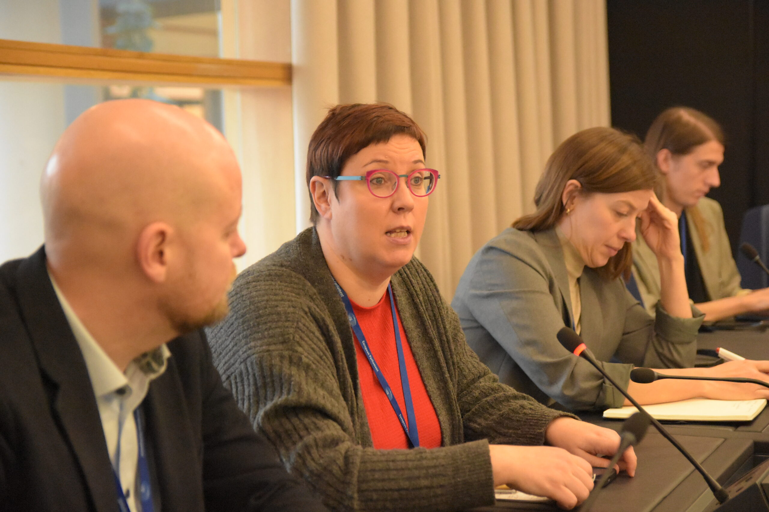 V&auml;nstergruppens europaparlamentariker Jussi Saramo (l&auml;ngst till v&auml;nster), Merja Kyll&ouml;nen och Li Andersson anser att den gr&ouml;na given &auml;r p&aring; avv&auml;gar inom EU. Foto: Mikael Sj&ouml;vall