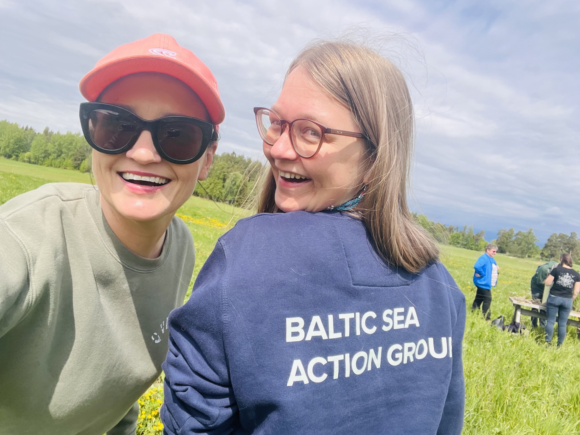 Saara Kankaanrinta och hennes man driver en försöksgård i Qvidja där de testar regenerativt jordbruk. Till höger Pieta Jarva, vd på Baltic Sea Action Group. Foto: Privat