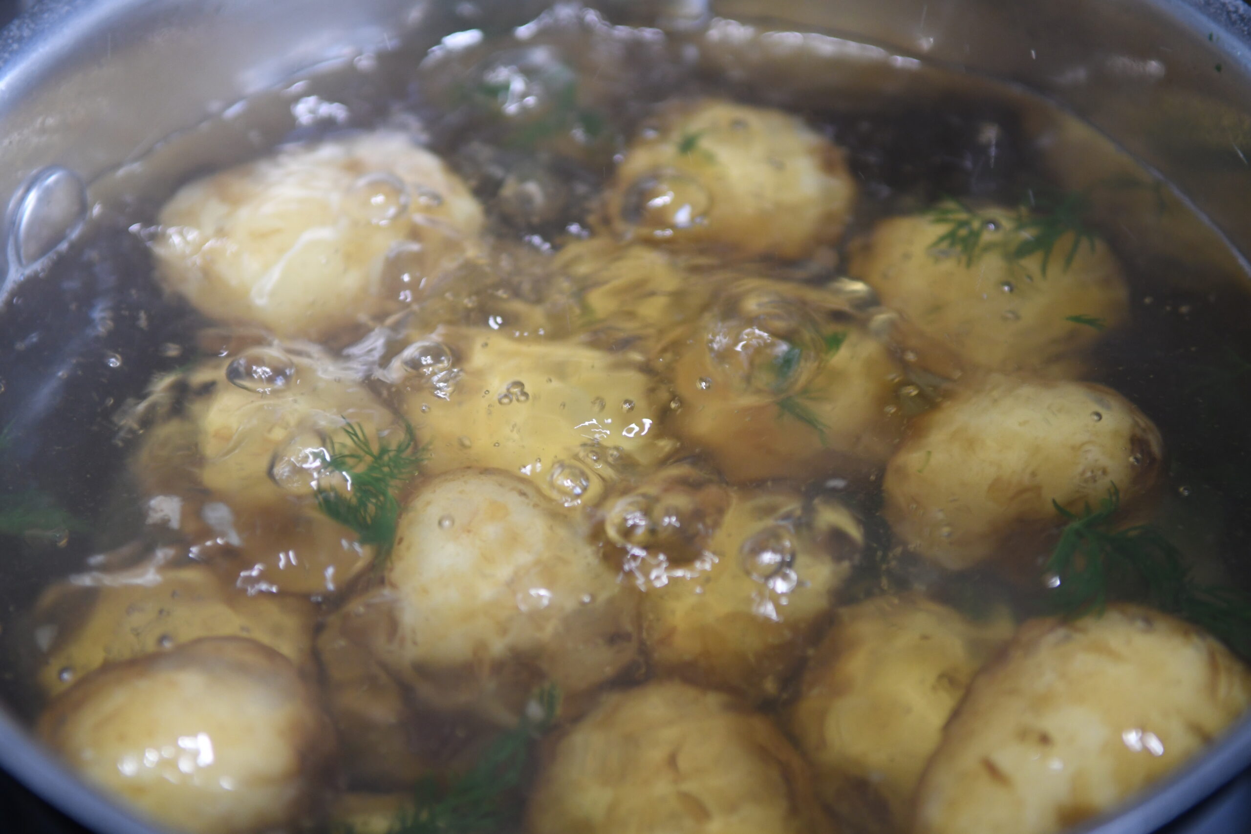 Nypotatis i kastrull. 