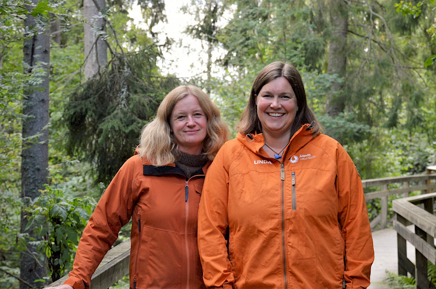 Annika Holmstr&ouml;m och Linda Valve jobbar vid &Aring;lands naturskola.